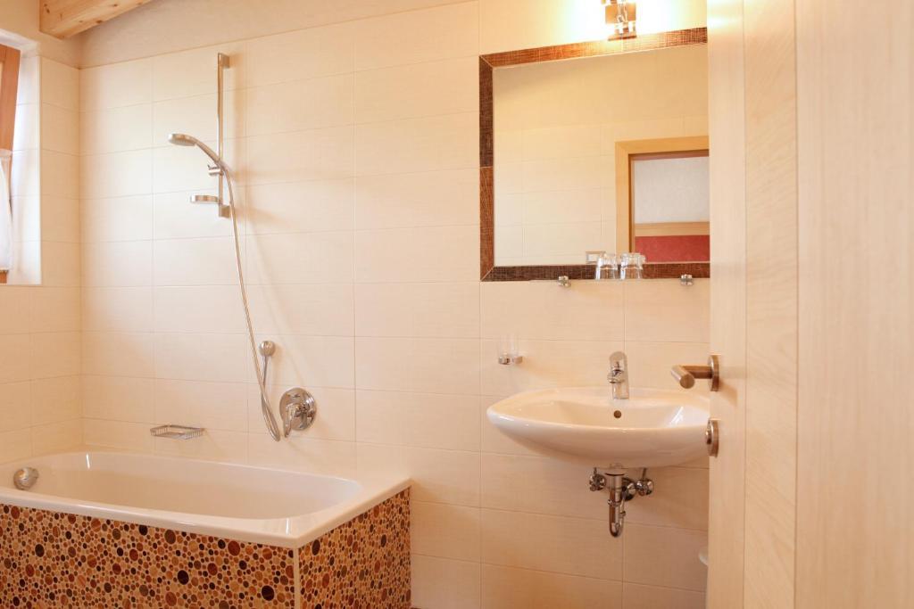 Garni Iosc Hotel San Vigilio Di Marebbe Eksteriør billede